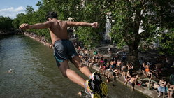 Popular city bans public alcohol amid heat wave as people take risks to cool down Education Perth