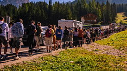 Thousands swarm stunning mountain escape as selfie tourism backlash erupts online Education Perth