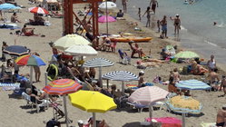 Violent brawl over lounge chairs at famous beach leaves one man dead, others facing charges Education Perth
